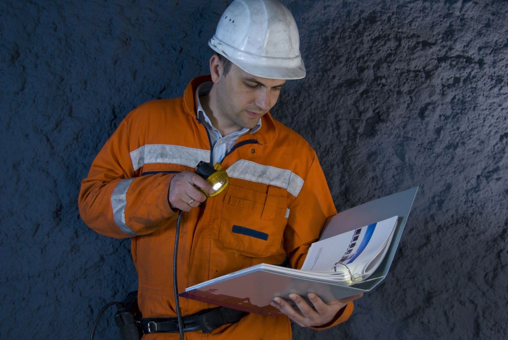 Curso Herramientas para el análisis de la industria minera en Chile